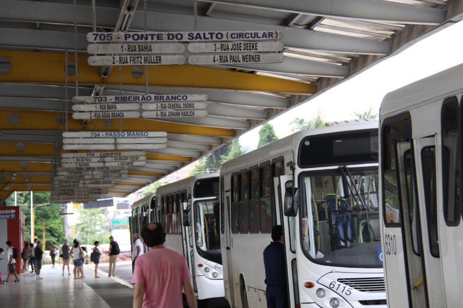 Linhas de ônibus sofrem alterações nos itinerários em decorrência das chuvas
