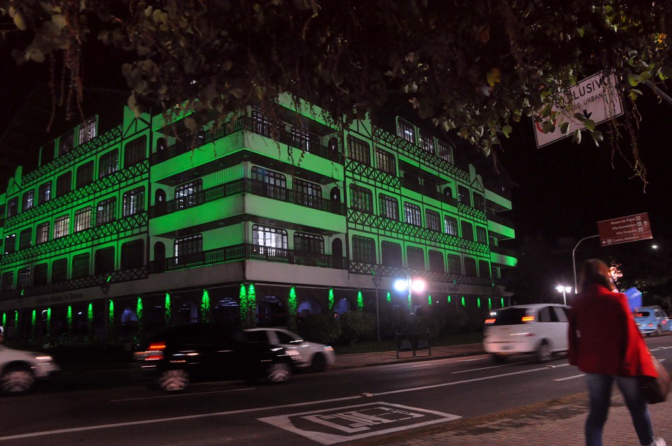 Prefeitura recebe iluminação especial em alusão ao Junho Verde