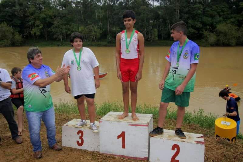 Alunos da iniciação esportiva conquistam medalhas em competição de remo