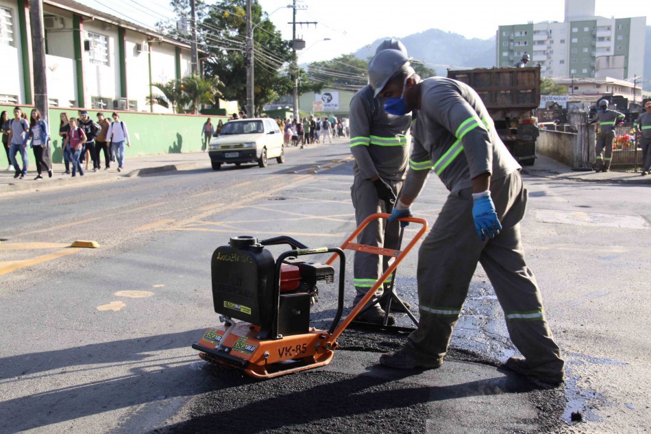 Prefeitura realiza operação tapa-buraco na Rua José Reuter