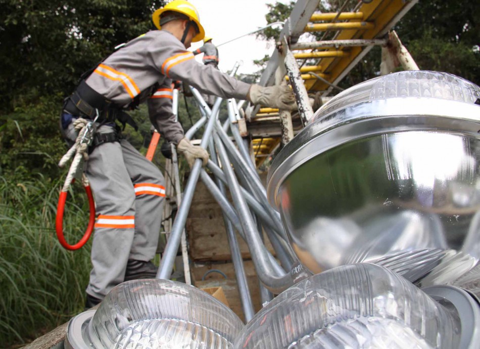 Prefeitura moderniza iluminação pública em mais de 40 ruas
