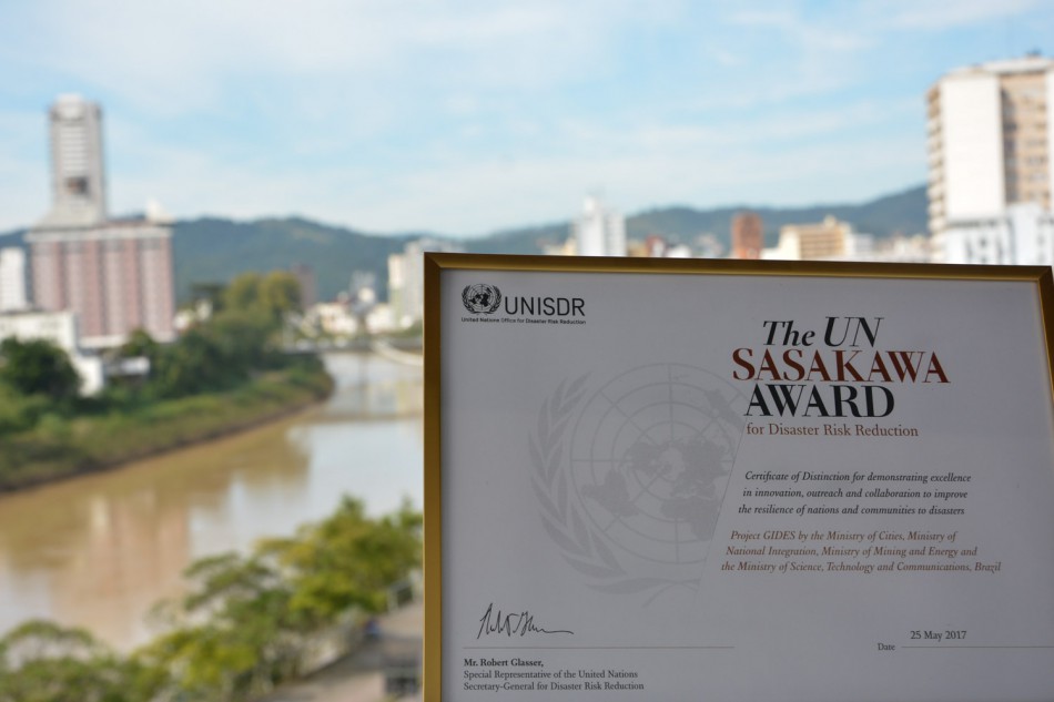 Prefeito entrega certificado internacional para participantes do Gides