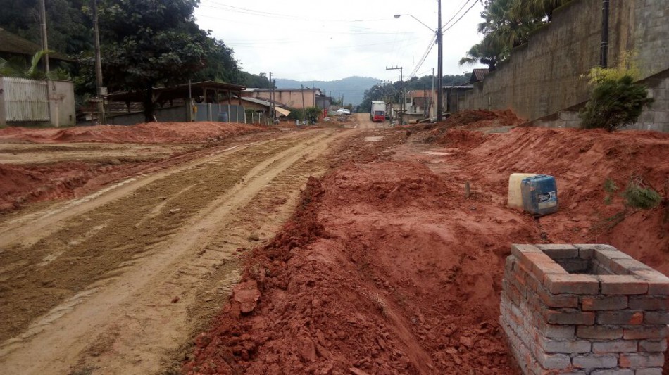 Serviços de drenagem avançam na pavimentação da Rua Erich Belz