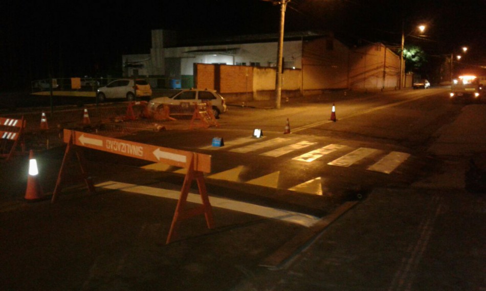 Sinalização é instalada em nova faixa elevada da Rua José Deeke