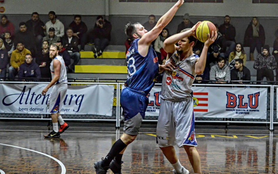 Basquete vence Joaçaba na abertura do quadrangular final da Copa SC