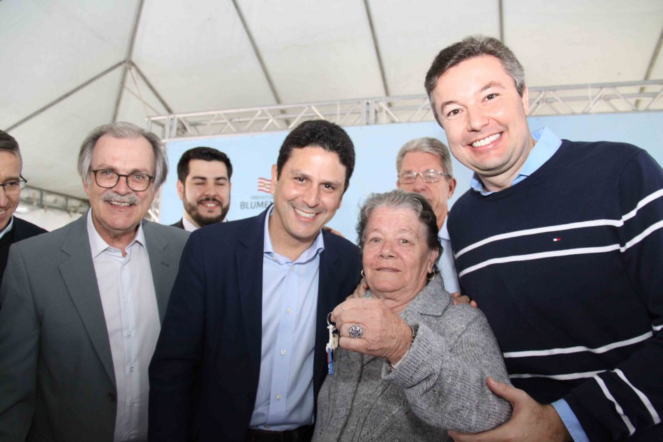 Prefeito faz entrega de chaves do condomínio Residencial Tribess