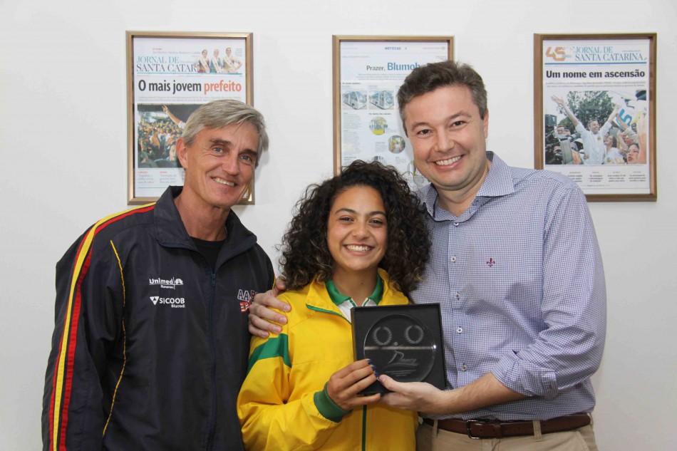 Prefeito recebe atleta medalhista do Mundial Escolar de Atletismo