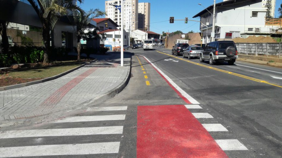 Ciclofaixa é instalada na Rua Benjamin Constant