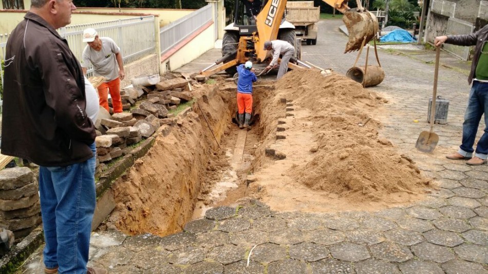 Prefeitura executa consertos de tubulação em diferentes ruas