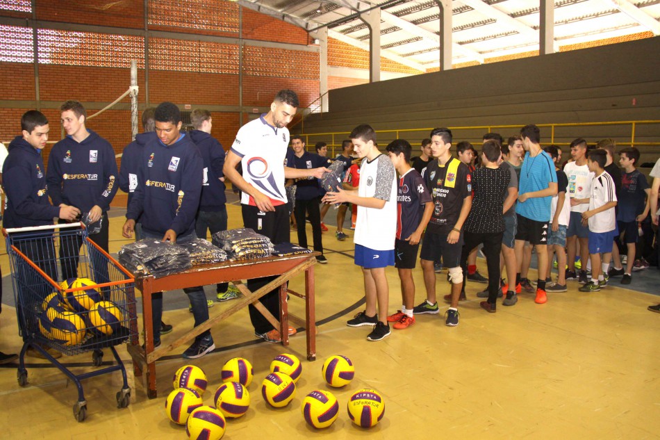 Polo de vôlei do Progresso recebe material de treinamento