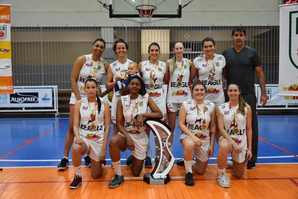 Basquete feminino vence a terceira e segue invicto no Campeonato Catarinense