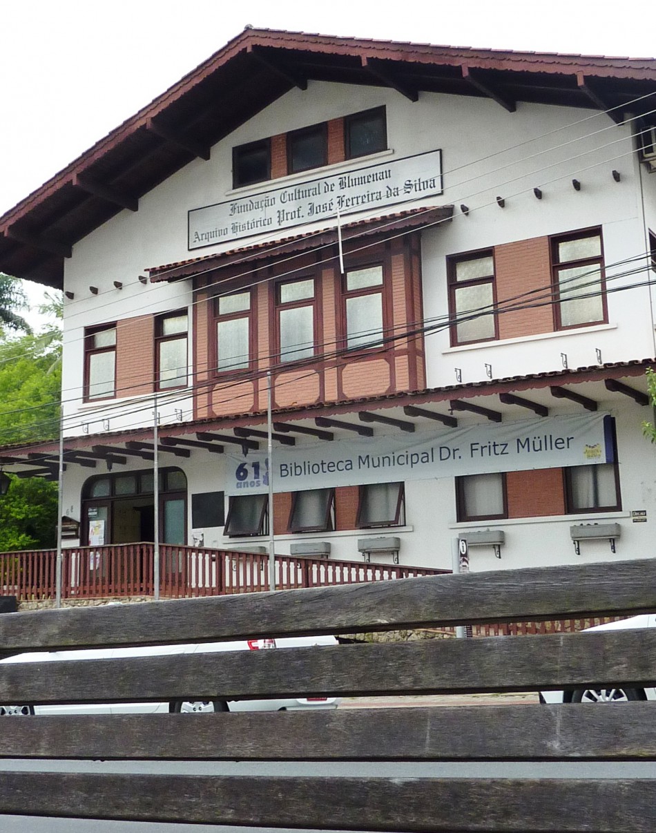 Biblioteca lança campanha de doação de livros