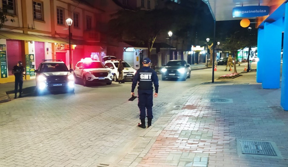 Mais de 200 veículos abordados durante a blitz noturna neste fim de semana