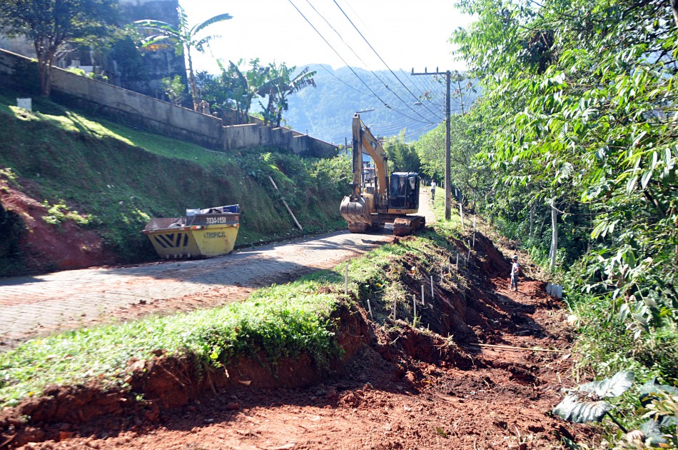 Prefeitura inicia contenções de encosta na Velha Central e Valparaíso