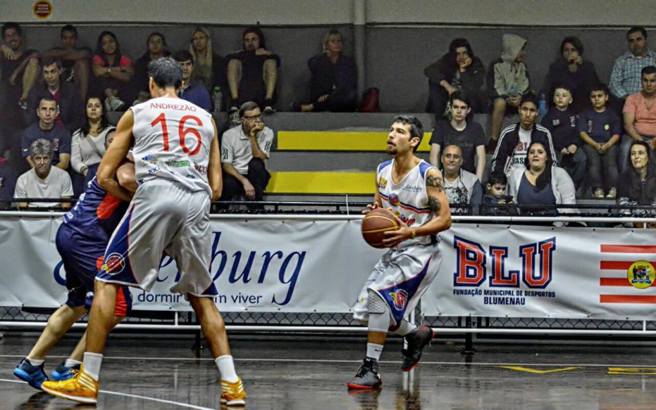 Basquete masculino vence Jaraguá pelo Campeonato Estadual