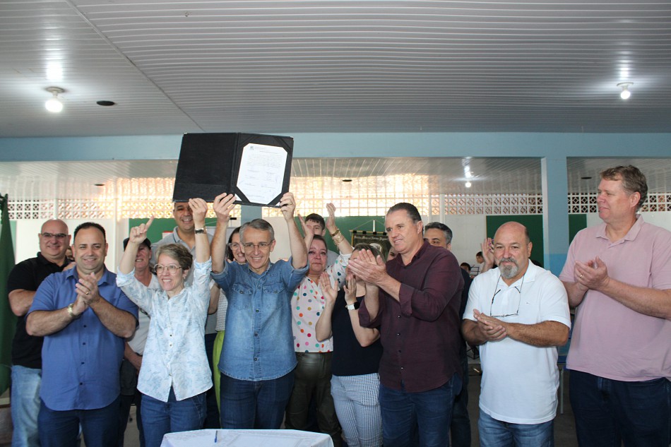 Prefeito assina ordem de serviço para construção de quadras cobertas na EBM Bilíngue Profª Norma Dignart Huber