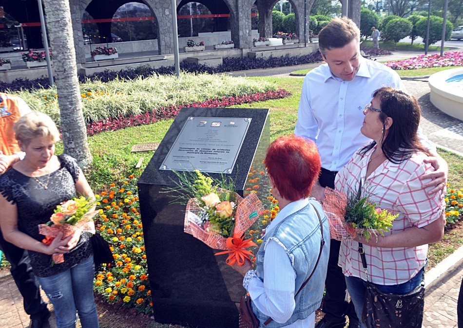Prefeito entrega memorial em homenagem às vítimas de catástrofes