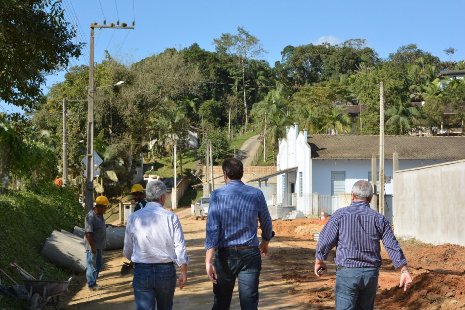 Comitiva vistoria obras em execução na região Norte