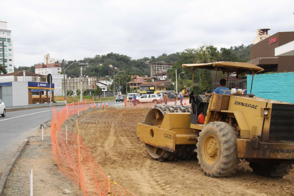 Equipes trabalham na Duplicação da Rua Humberto de Campos em Blumenau
