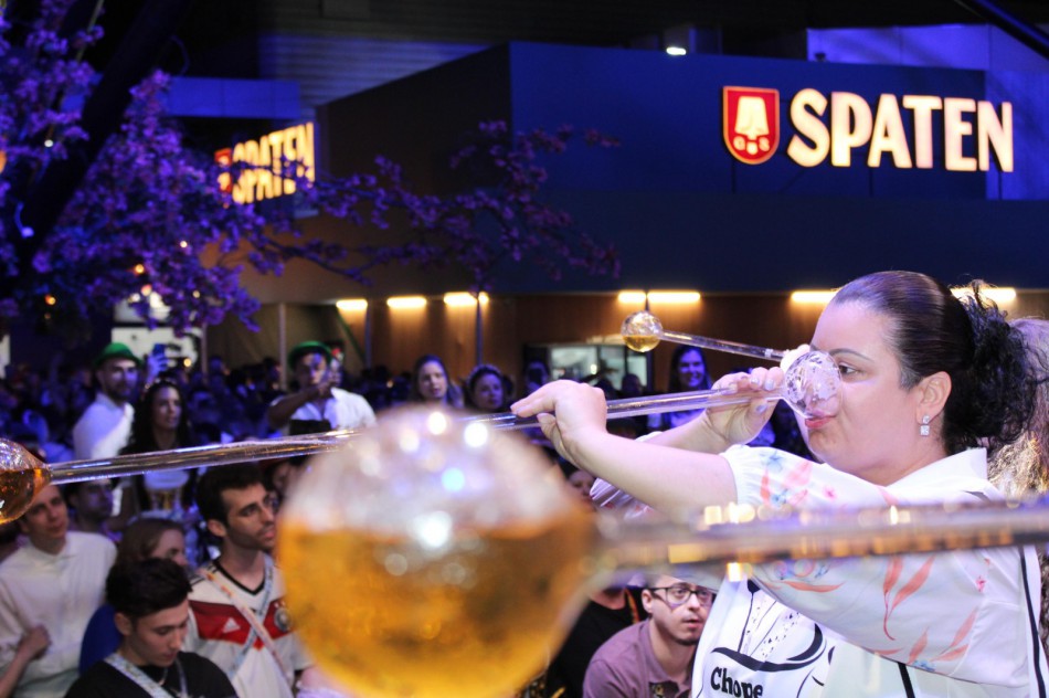 Brincadeiras mexem com o espírito competitivo dos foliões em meio à diversão na 39ª Oktoberfest Blumenau