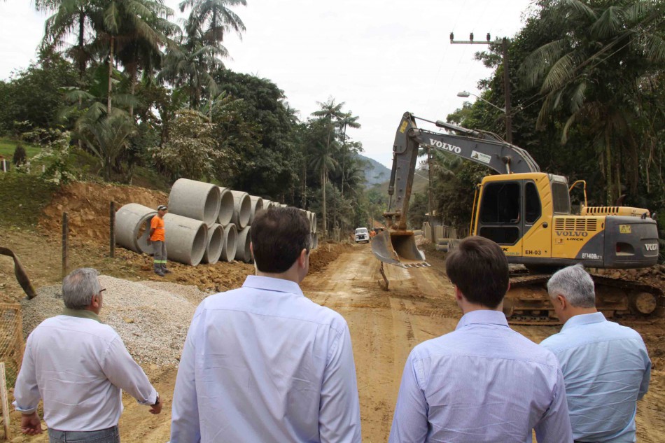 Comitiva vistoria obras de infraestrutura na região Sul de Blumenau