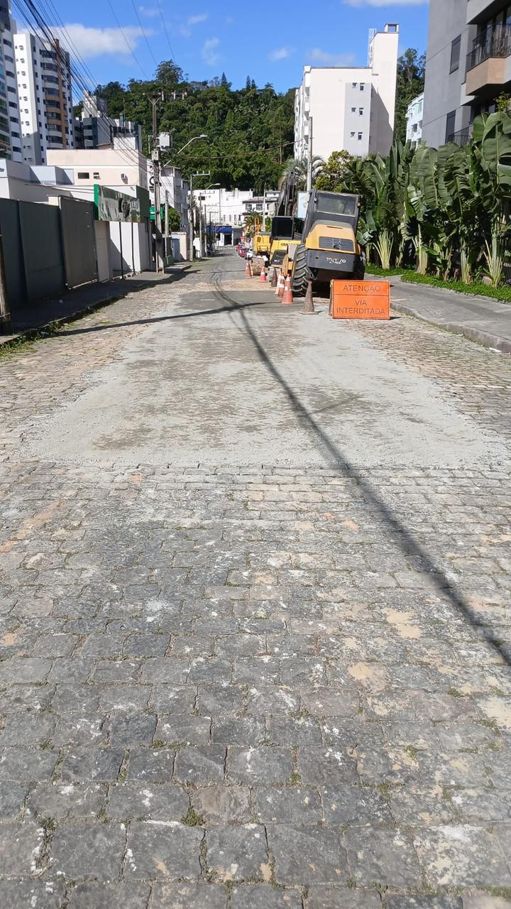Pavimentação nas ruas do Victor Konder será realizada entre quinta e sexta-feira