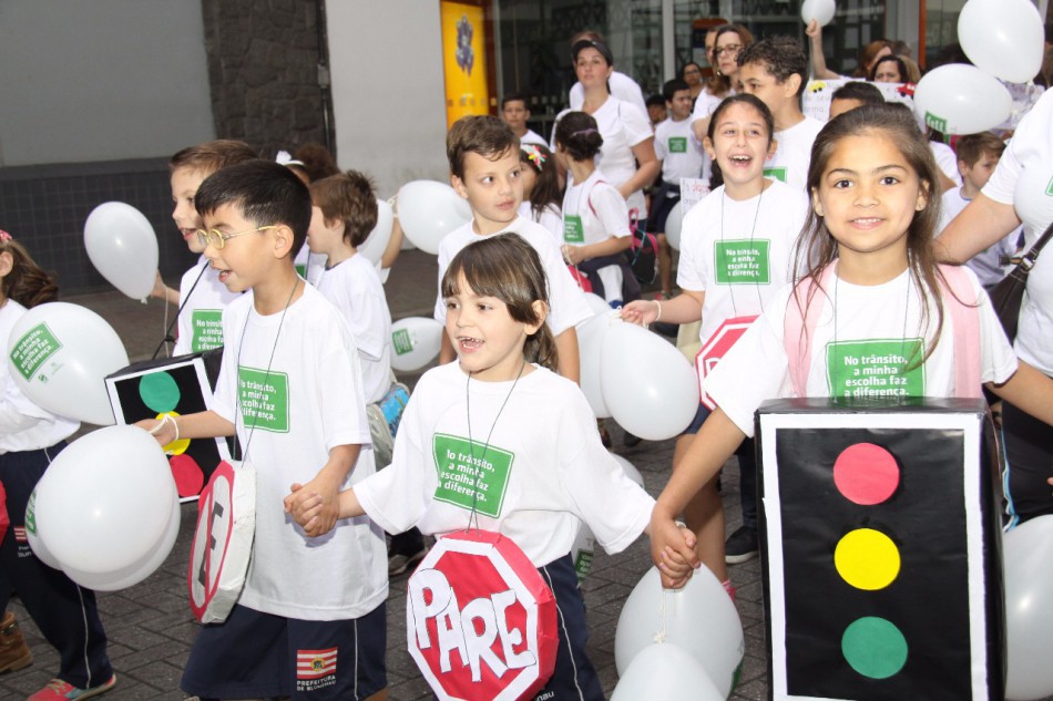 Caminhada na Rua 15 de Novembro encerra a Semana Nacional de Trânsito