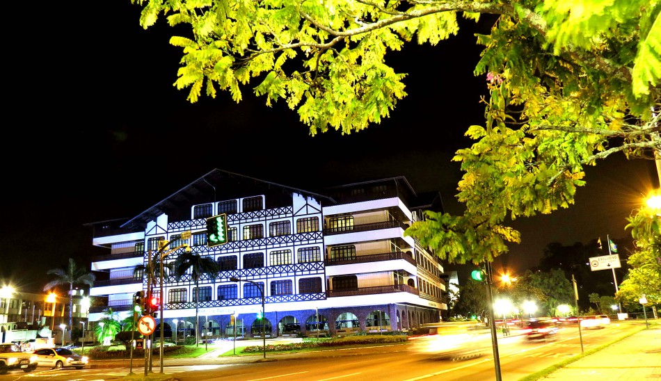 Prefeitura recebe iluminação especial em alusão ao Setembro Branco