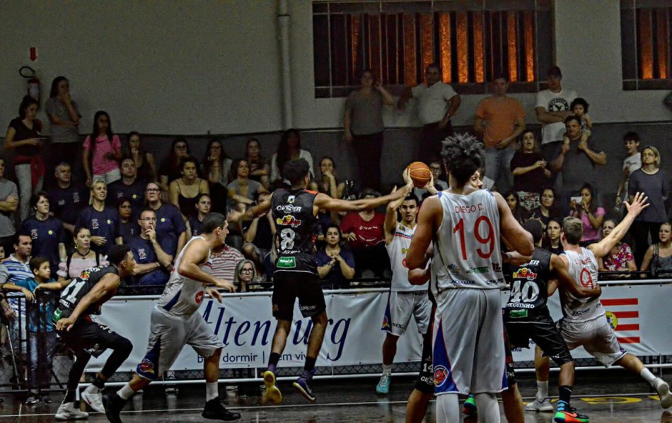 Basquete masculino vence na prorrogação e está mais perto da final