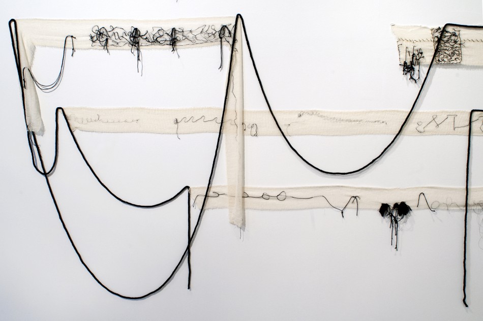 Catarinense transforma faixas cirúrgicas em arte contemporânea