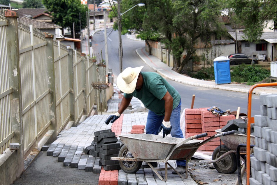 Rua Frederico Bohringer, na Itoupavazinha, recebe passeios em paver
