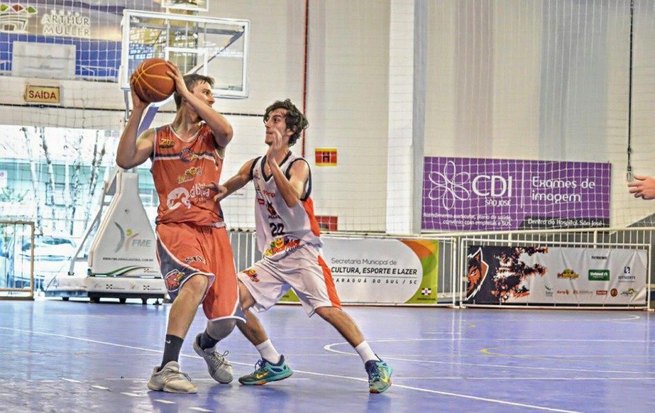 Basquete masculino vence duas pelo Campeonato Catarinense