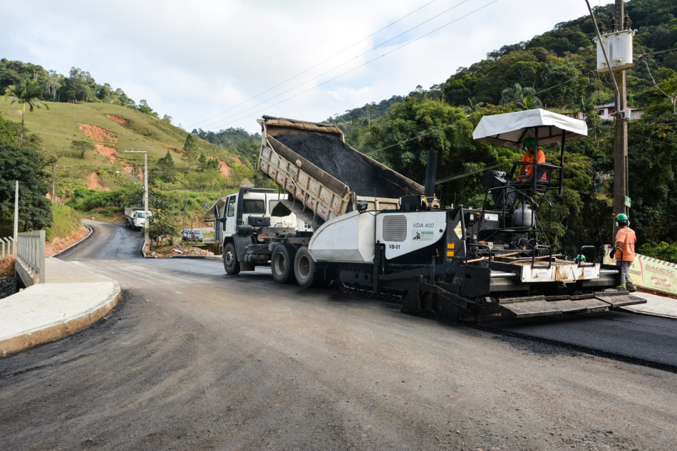 Ponte da Rua Emil Wehmuth, na Velha Grande, tem acessos pavimentados