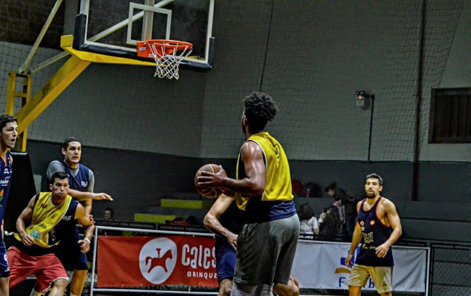Basquete de Blumenau busca a segunda vitória no Campeonato Catarinense