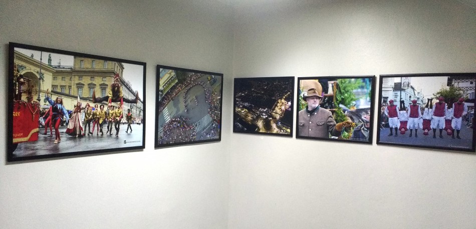 Prefeitura recebe exposição fotográfica sobre a Oktoberfest