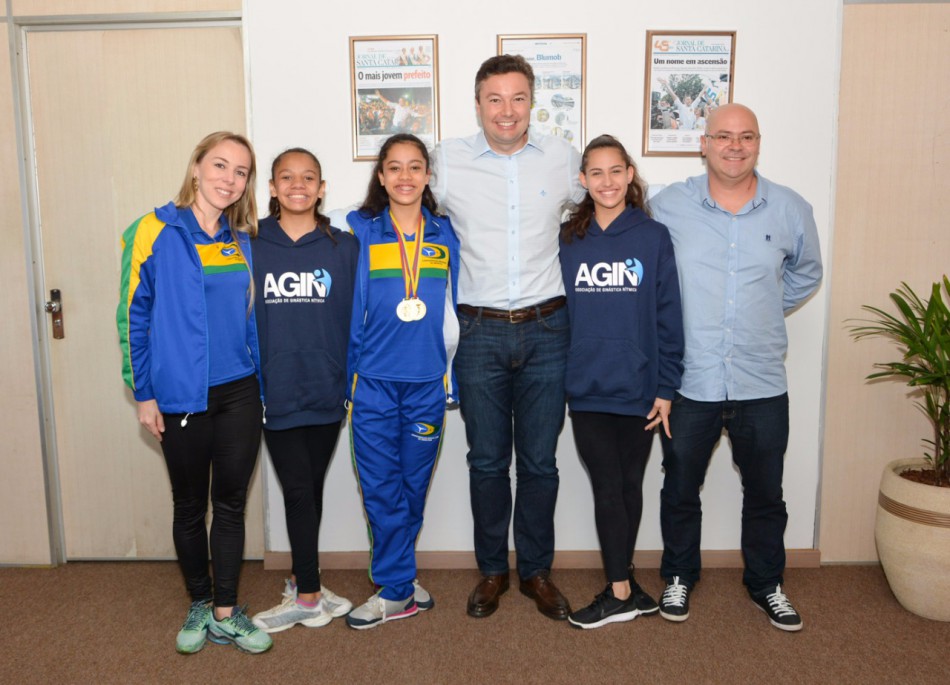 Prefeito recebe equipe de ginástica rítmica antes de competição nacional