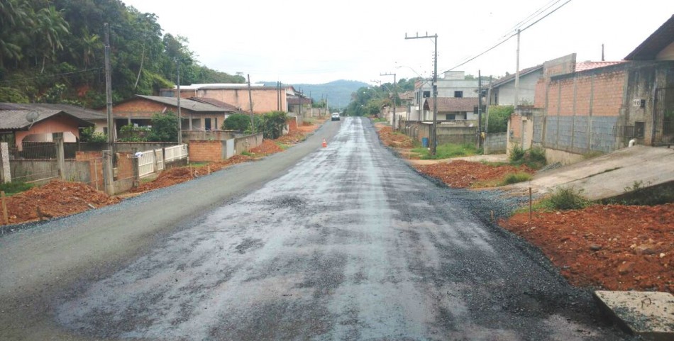 Colocação de asfalto é a próxima etapa das obras na Rua Erich Belz