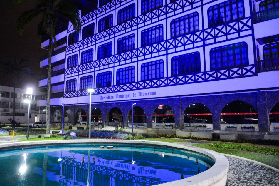 Prefeitura recebe iluminação especial em apoio ao Novembro Azul
