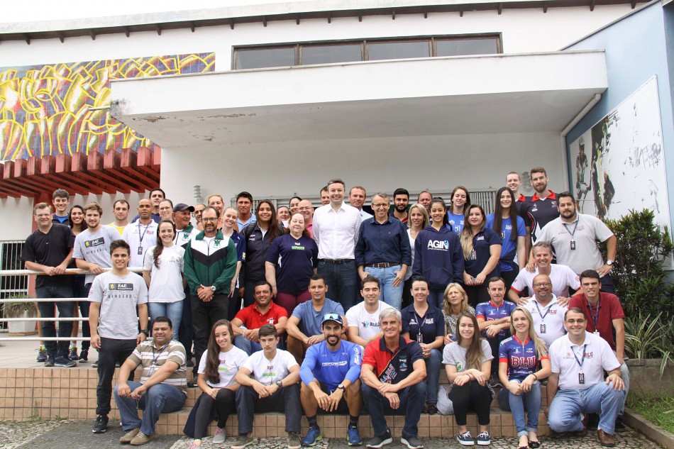Prefeito se encontra com atletas que representaram Blumenau nos Jasc