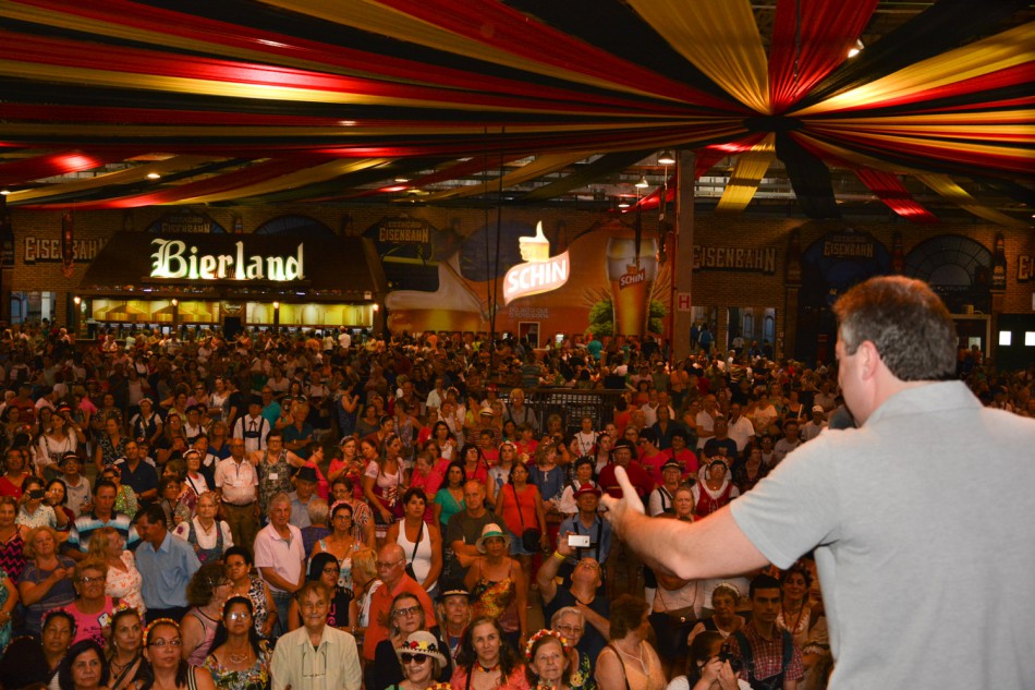 Oktoberfest da Terceira Idade reúne mais de sete mil pessoas