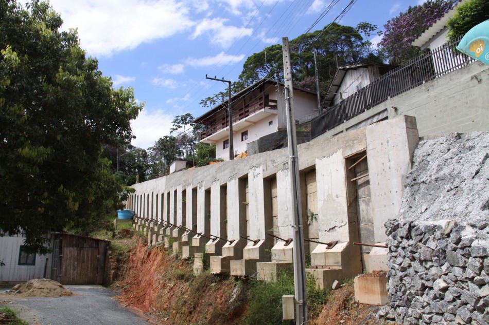 Prefeitura conclui contenção de encosta no bairro Da Glória