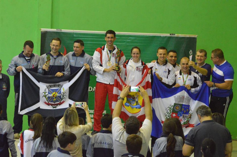 Karatê feminino de Blumenau conquista o troféu da Olesc
