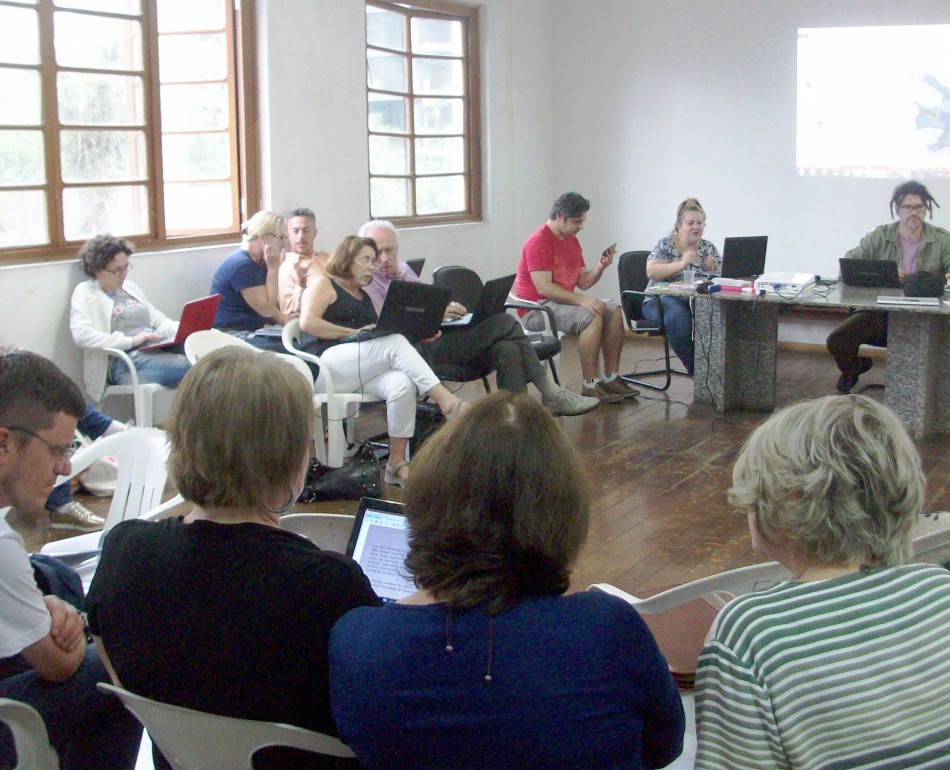 Oficina de aperfeiçoamento reúne 22 artistas plásticos da região