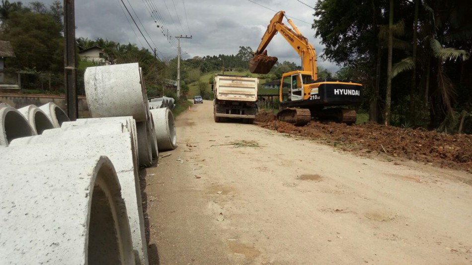Pavimentação da Rua Theodoro Pasold avança em diferentes trechos