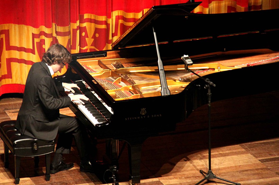 Pianista blumenauense encanta público no Teatro Carlos Gomes