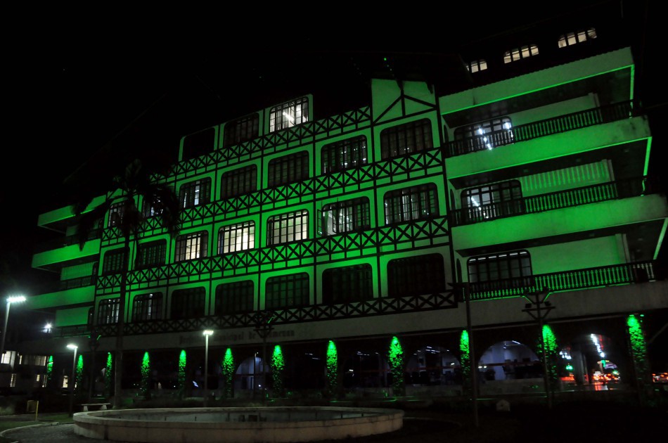 Prefeitura recebe iluminação em apoio à campanha do Setembro Verde