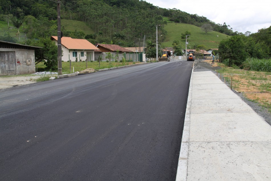 Prefeitura inicia asfaltamento do trecho final da Rua Theodoro Pasold