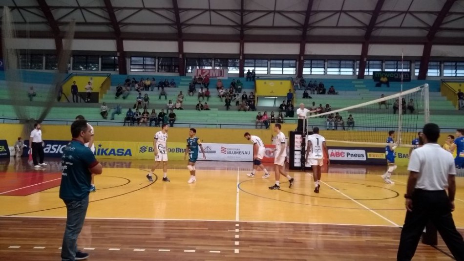 Vôlei masculino vence Santo André e lidera a Superliga B
