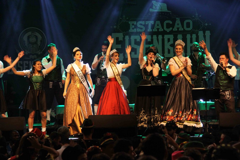 Rainha da Oktoberfest de São Paulo visita Parque Vila Germânica