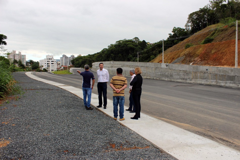Prolongamento da Rua Humberto de Campos é vistoriado por comitiva